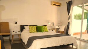 Una habitación de hotel con una cama, un escritorio, una silla y vistas al exterior.