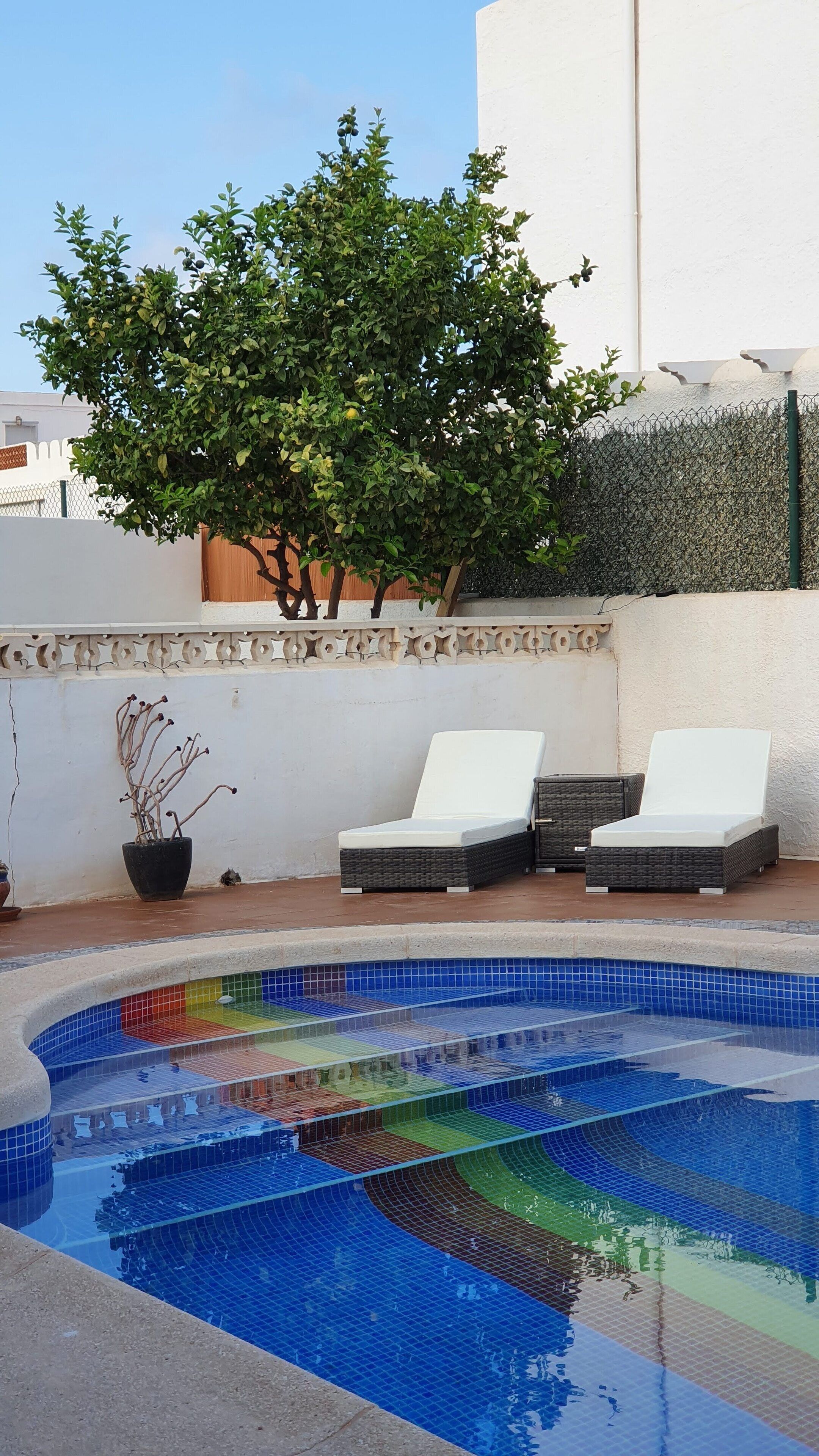 季節性室外游泳池，開放時間為 09:00 至 23:00，提供泳池遮陽傘和日光浴躺椅