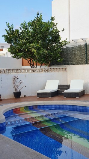 Piscine extérieure en saison, accÚs possible de 9 h à 23 h, parasols