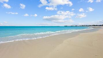 Playa en los alrededores, camastros y toallas de playa