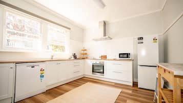 Køleskab, mikrobølgeovn, ovn, kogeplade