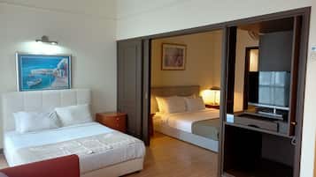 1 bedroom, Egyptian cotton sheets, premium bedding, down duvets