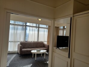 Apartamento Premier, vistas a la ciudad | Zona de estar | Televisión LCD de 32 pulgadas con canales por cable