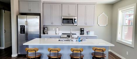 KĂŒhlschrank, Mikrowelle, Ofen, Herdplatte