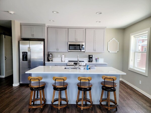 Køleskab, mikrobølgeovn, ovn, kogeplade