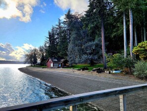 ビーチの近く、サンラウンジャー