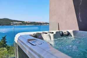 Unclassified image, 5 of 47, button