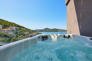 Bañera de hidromasaje al aire libre