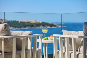 Unclassified image, 4 of 47, button