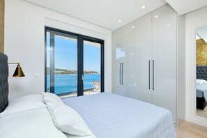 4 bedrooms, iron/ironing board, bed sheets
