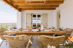 Outdoor dining - Velonis Villas (Naxos)