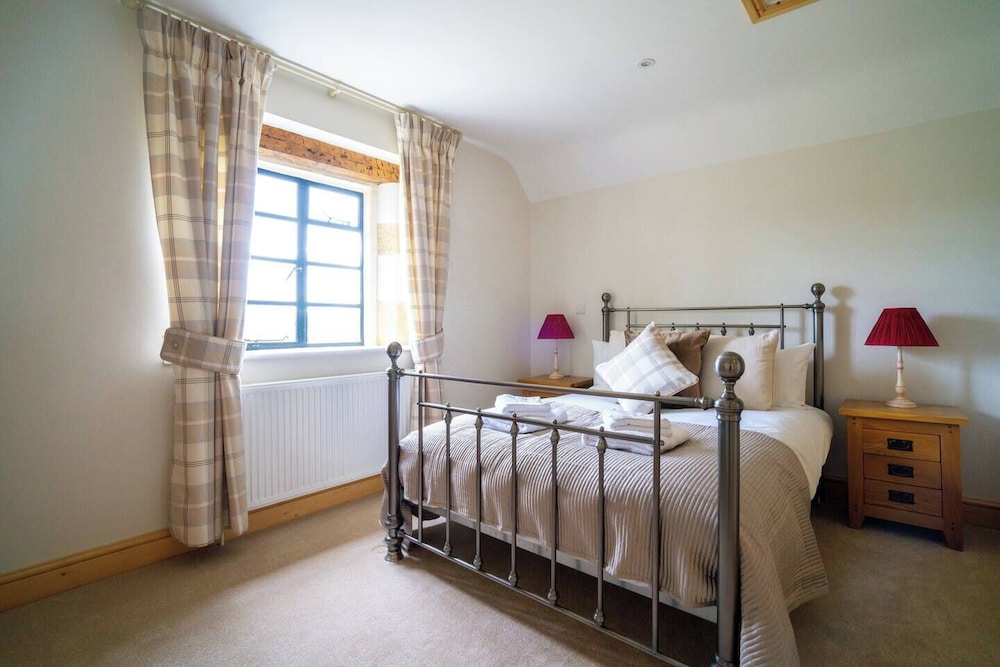 Pass The Keys | Fourshires Lodge | Wonderful Panoramic Views - Cotswolds