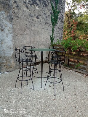 Outdoor dining - Petite Maison Proche Amphithéâtre Gallo-romain (Saint-Cybardeaux)