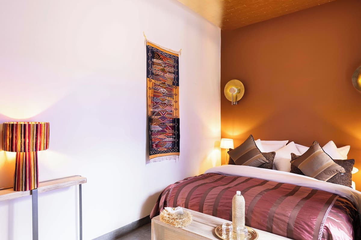 Deluxe Double Room, 1 Queen Bed, Private Bathroom (Deluxe Sunset)