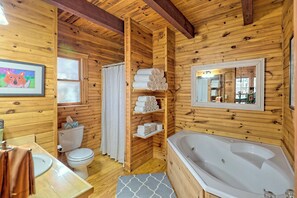 Jetted bath, hair dryer, towels, soap - Peaceful Waters Ridge on the Soque River (Demorest)