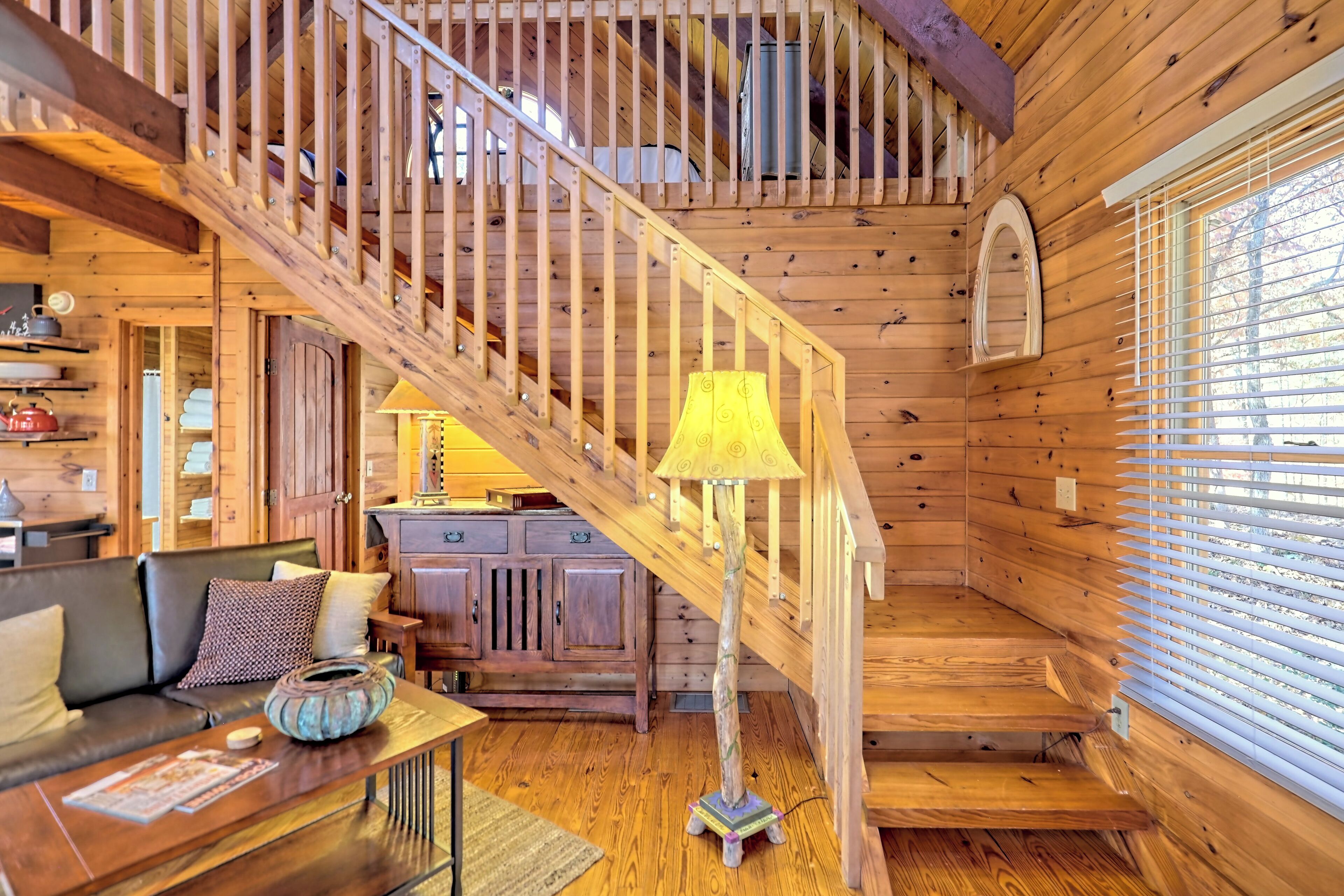 TV connectée, cheminée, livres