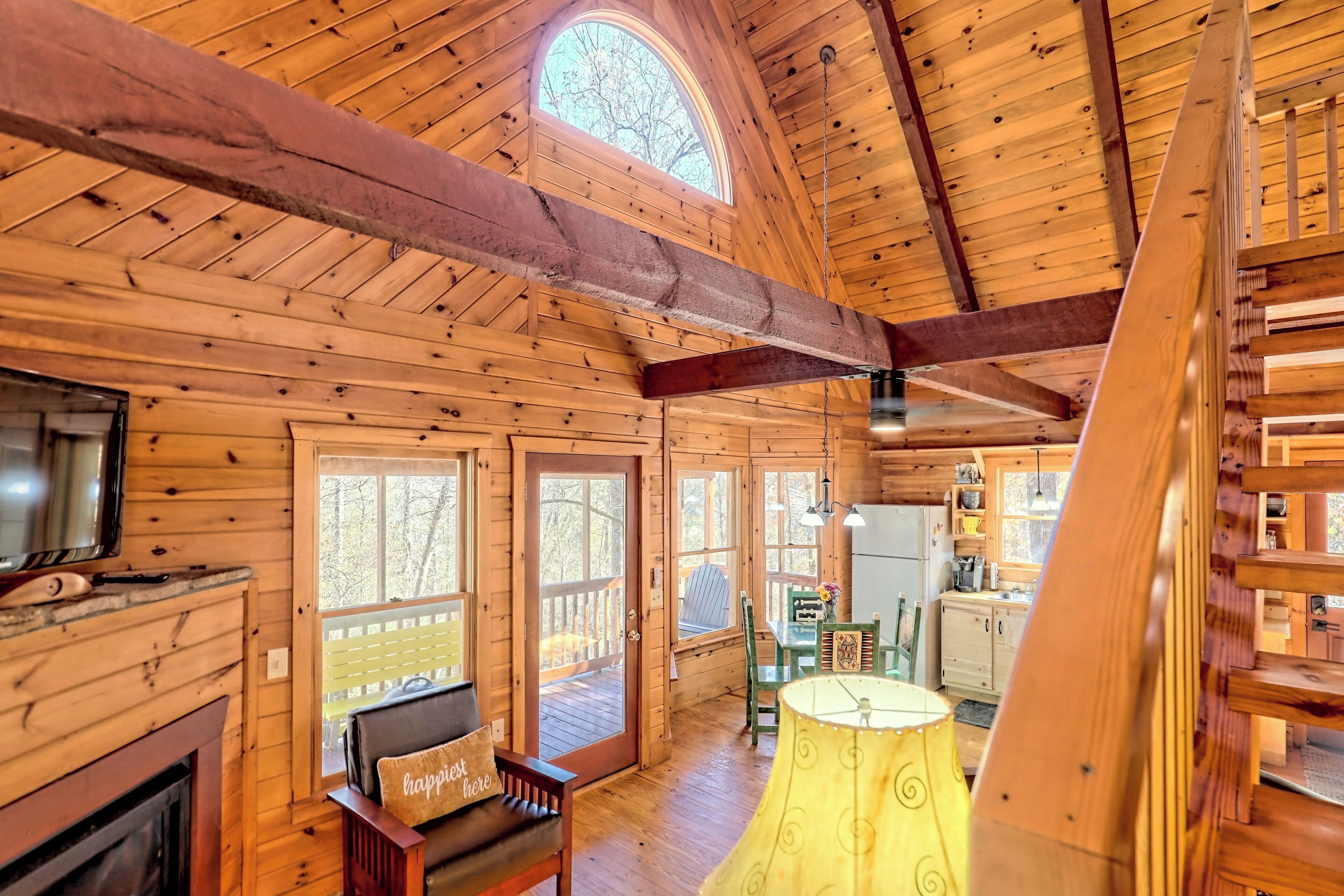 TV connectée, cheminée, livres