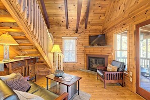 TV connectée, cheminée, livres