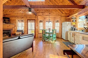 TV connectée, cheminée, livres