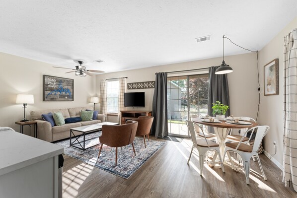 Smart TV, fireplace - Golf Course View - 1bd Condo with King bed Close to all! (Branson)