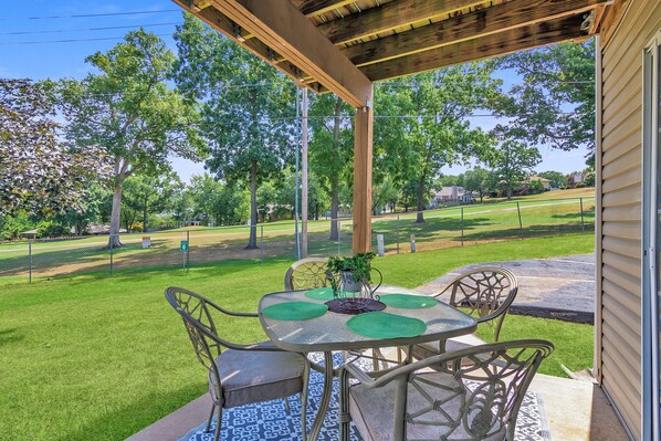 Outdoor dining - Golf Course View - 1bd Condo with King bed Close to all! (Branson)
