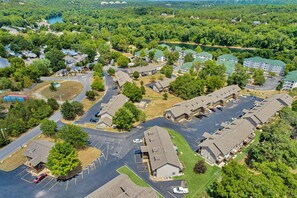 Exterior - Golf Course View - 1bd Condo with King bed Close to all! (Branson)