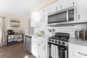 Fridge, microwave, oven, stovetop - Golf Course View - 1bd Condo with King bed Close to all! (Branson)