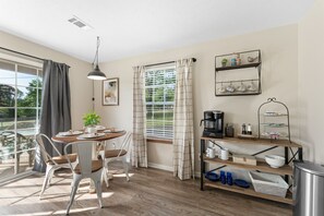 Dining - Golf Course View - 1bd Condo with King bed Close to all! (Branson)