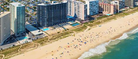 Na praia, espreguiçadeiras, toalhas de praia