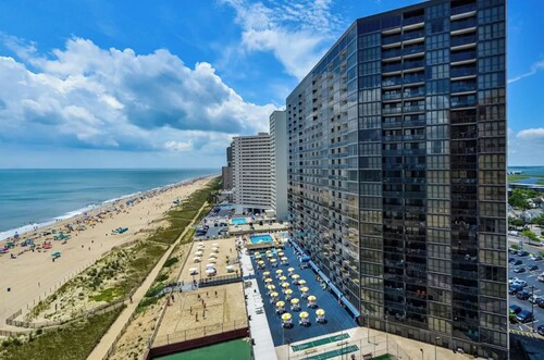 Stunning 2-Bedroom Oceanfront Condo @ Golden Sands, Sleeps 6 in Luxury Comfort! 