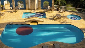 Una piscina cubierta, una piscina al aire libre