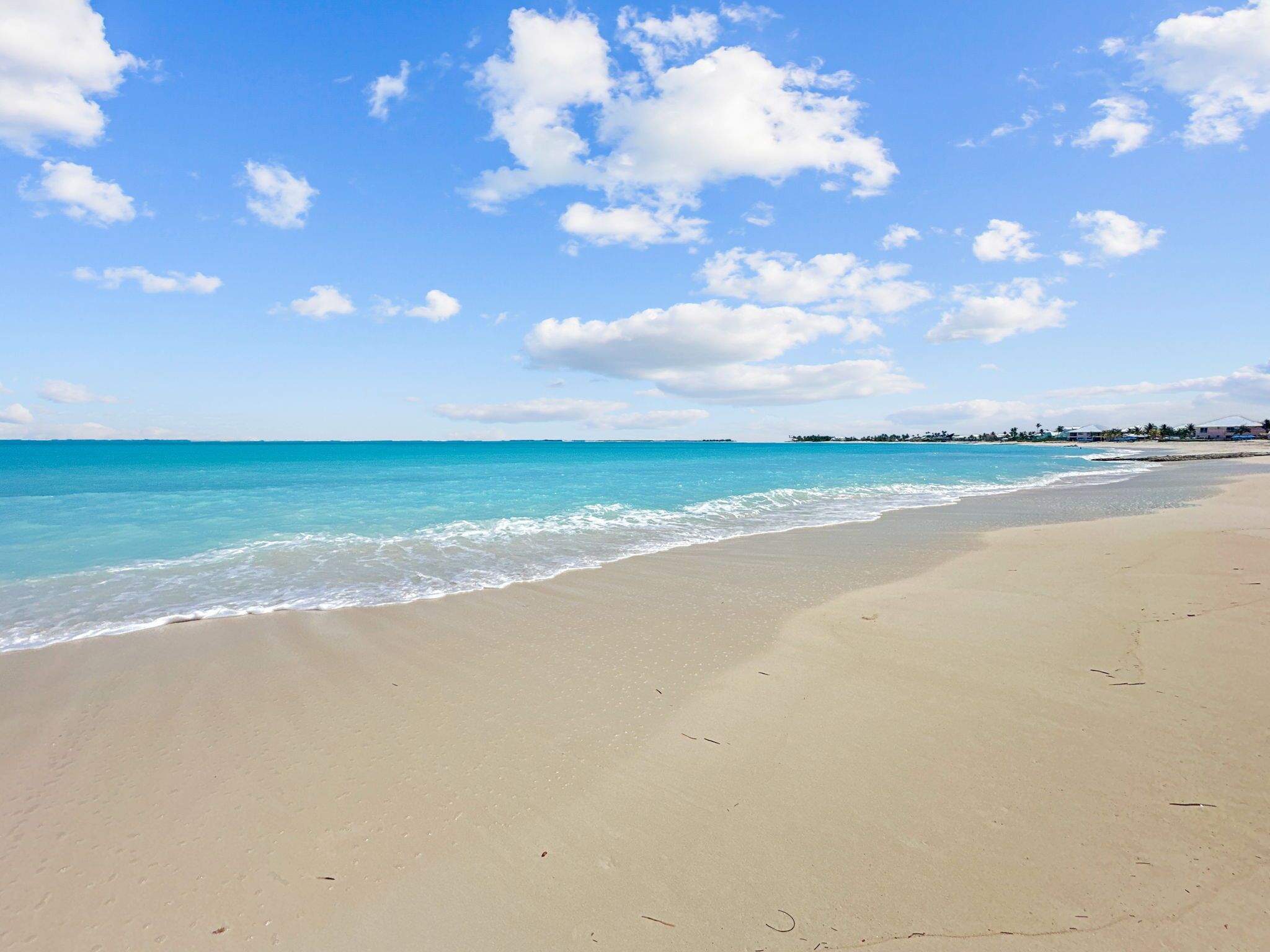 En la playa, camastros y toallas de playa 