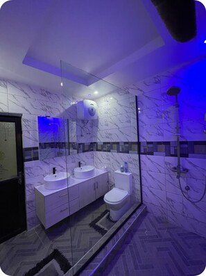 Dusche, Handtücher, Seife, Toilettenpapier