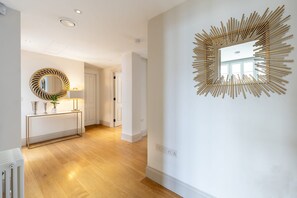 Leilighet – design | Oppholdsområde | En 40-tommers LCD-TV med digitale kanaler