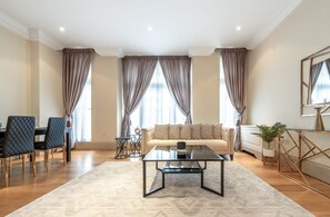 Apartament Deluxe, 2 dormitoris | Sala d'estar | Televisor LCD de 40 polzades amb canals digitals