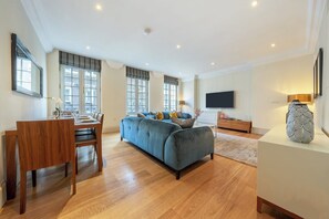 Leilighet – superior, 2 soverom | Oppholdsområde | En 40-tommers LCD-TV med digitale kanaler