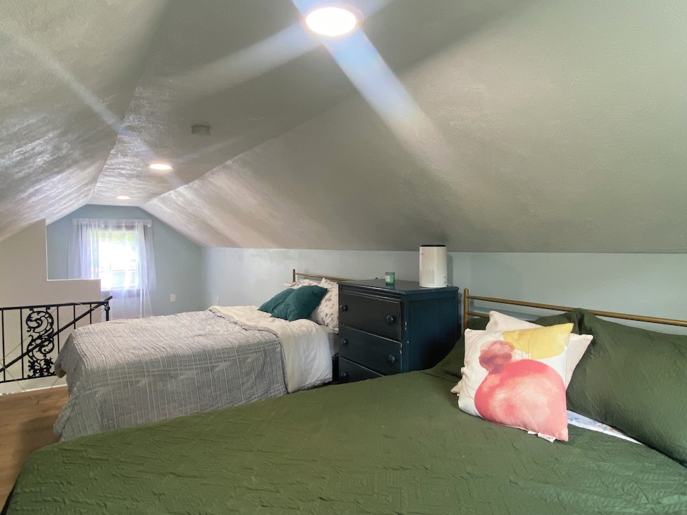 Cozy Gnome Home! Short walk to beach access Pet friendly with fenced