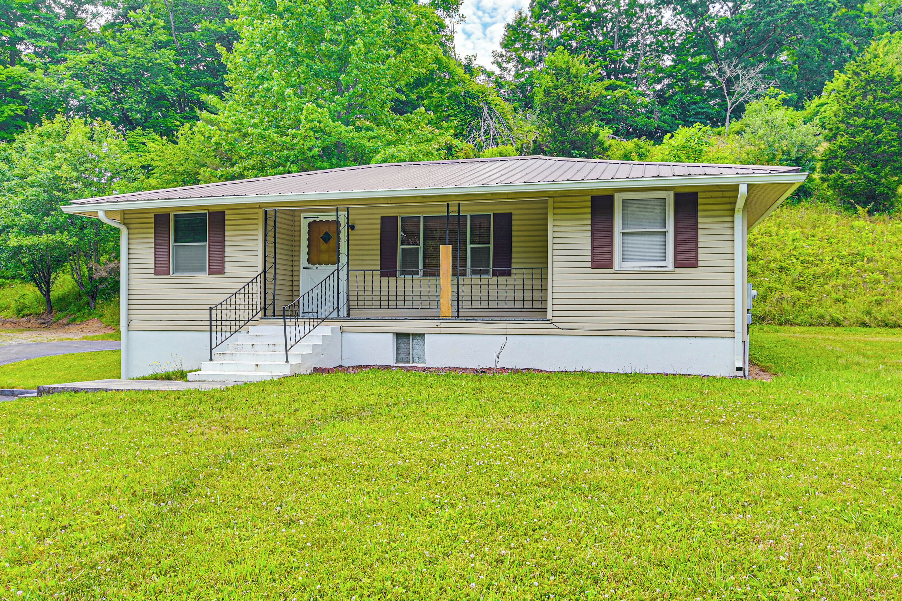 Bluefield Home: Near Hatfield & McCoy's Trails