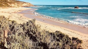 Unclassified image, 3 of 41, button - Sorrento Rockpool and Spa - The Ultimate Coastal Haven (Sorrento)