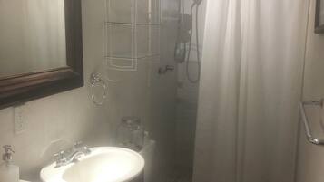 Haartrockner, Handtücher, Seife, Shampoo