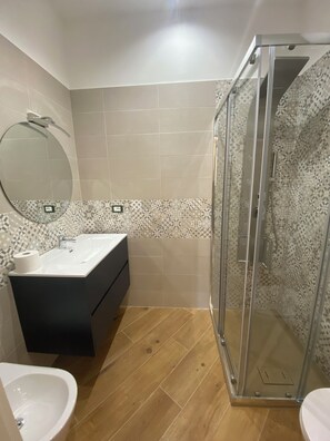 Doccia, asciugacapelli, bidet, asciugamani