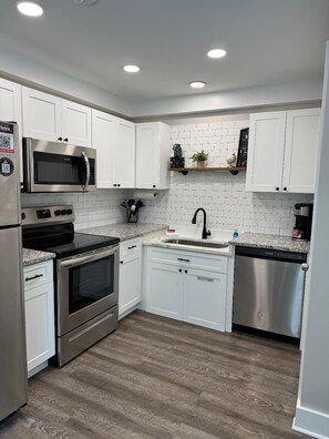 ثلاجة، ميكروويف، فرن، موقد طهي مسطح