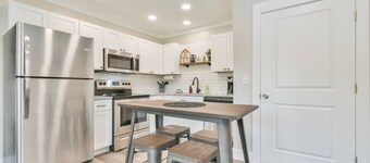 Centertown Studio - Skyline Rooftop Views in the center of town