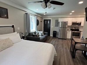 1 bedroom, travel crib, free WiFi, bed sheets - Centertown Studio - Skyline Rooftop Views in the center of town (Helen)