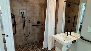 Secador de pelo, toallas y papel higiénico