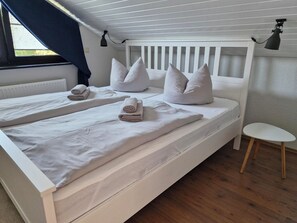 1 habitación, escritorio, tabla de planchar con plancha y cuna de viaje