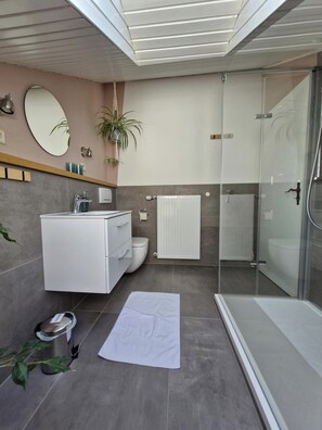 Shower, towels, soap, toilet paper - Familienfreundlich, Hell und Geräumig in Unmittelbarer Nähe zur Natur (Königsfeld)