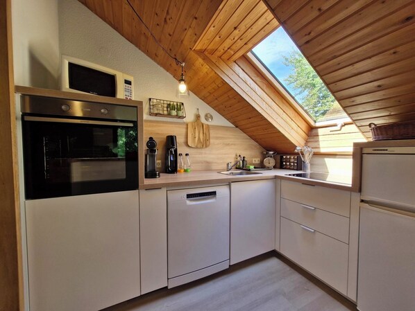 Geladeira, micro-ondas, fogão, cooktop