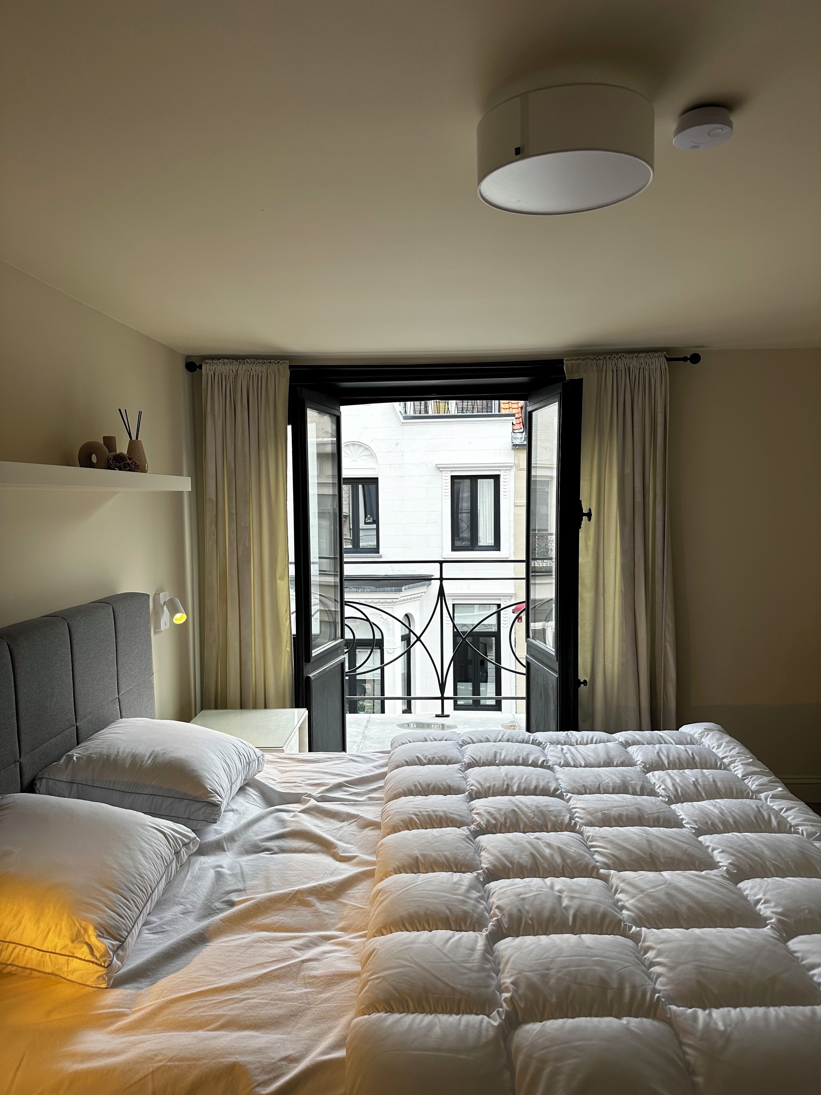 4 slaapkamers, een kluis op de kamer, een bureau