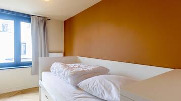 4 makuuhuonetta, tallelokero huoneessa, työpöytä, silitysrauta/-lauta